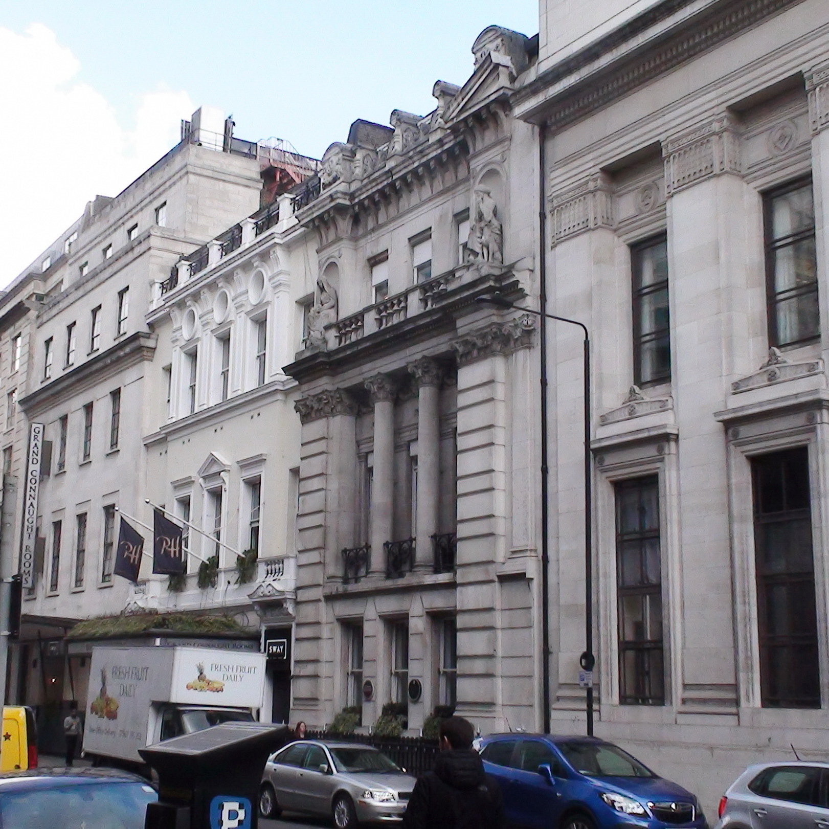 Gravura de uma partida de futebol medieval em uma praça pública