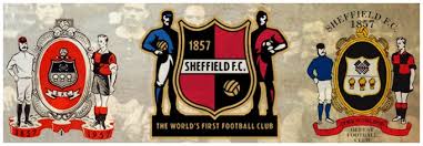 Gravura de uma partida de futebol medieval em uma praça pública